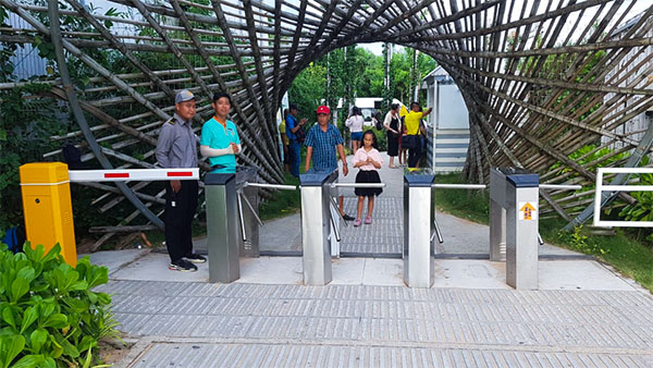 三桿式閘機(jī)是什么樣的？適合用在什么場(chǎng)所？